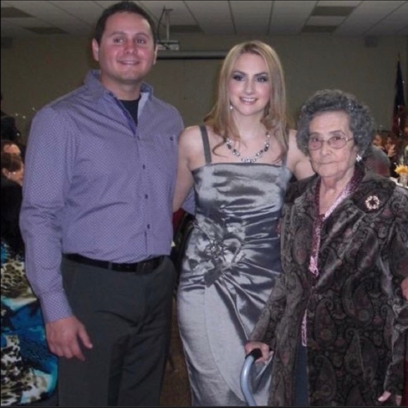 MEET YOUR POSHER, SARA - Picture 9 of 9